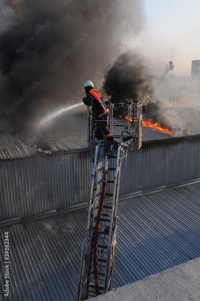 Fototapeta premium yangın ve itfaiye