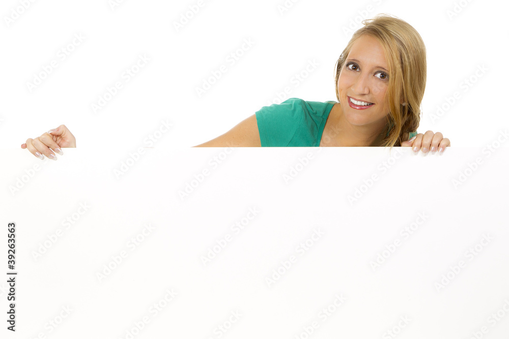 Brünette Dame mit horizontalem weißen Schild Brünette Dame mit horizontalem weißen Schild