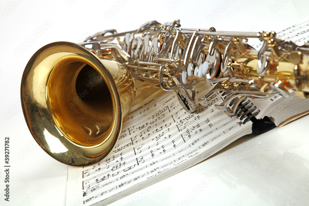 Naklejka premium Saxophon mit Notenbuch