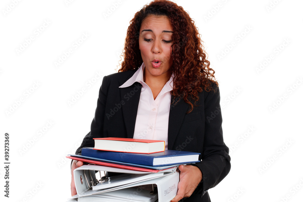 frau mit arbeitsunterlagen und überraschten blick