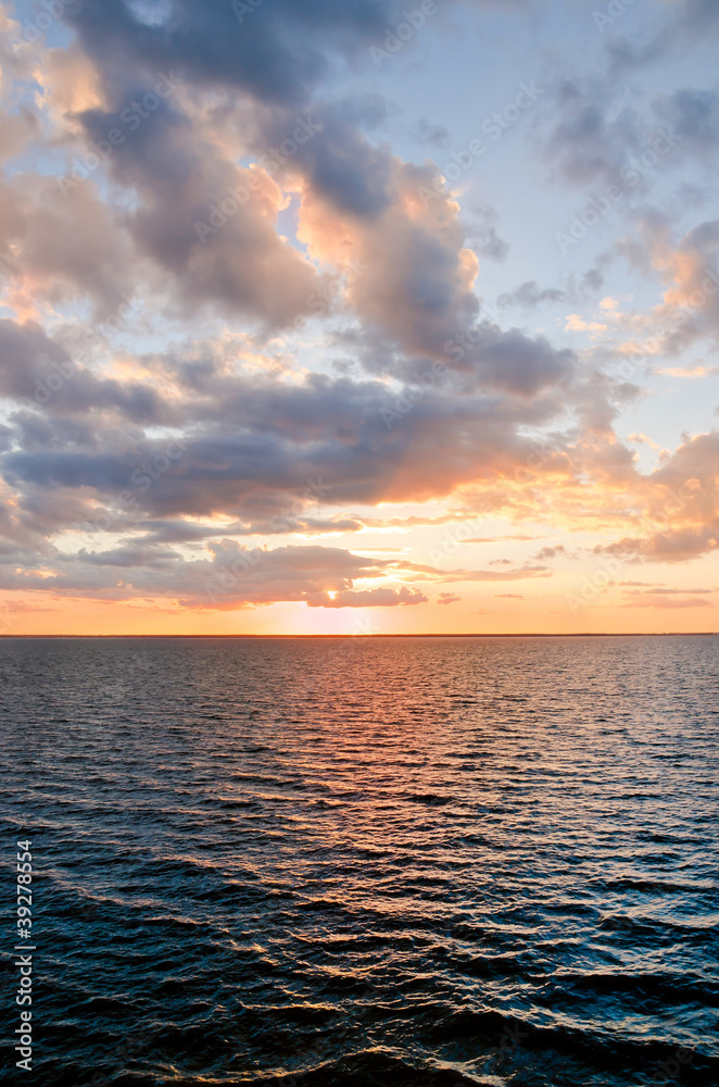 Obraz premium beautiful sunset over lake