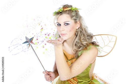 Hübsche Frau im Elfenkostüm mit Feenstaub Faschingskostüm Porträt photo