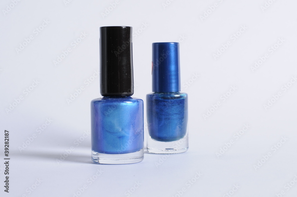 Obraz premium Blaue Nagellackflaschen2