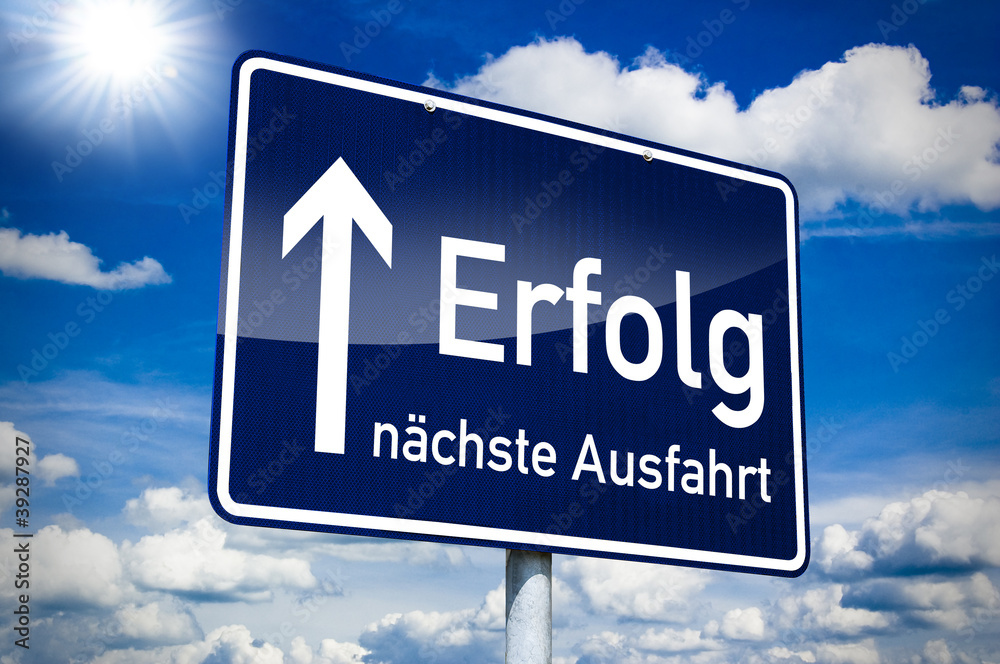 Orteingangsschild mit Erfolg und Pfeil Orteingangsschild mit Erfolg und Pfeil