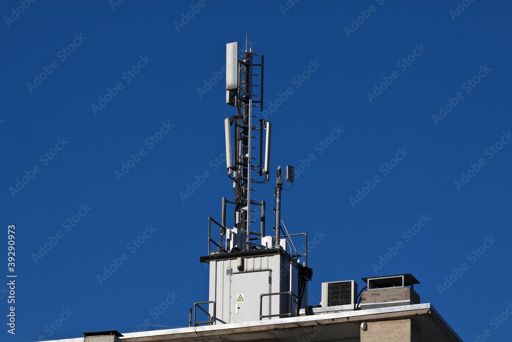 Obraz premium Mobilfunkantennen auf Hausdach