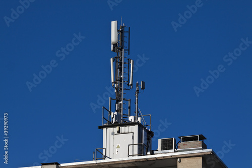Mobilfunkantennen auf Hausdach photo