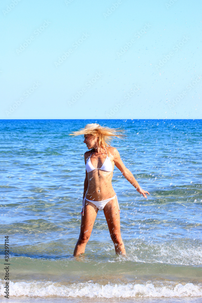 Naklejka premium Young woman running into sea
