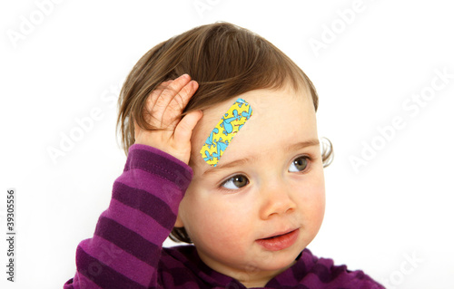 Kleinkind mit  einem Pflaster