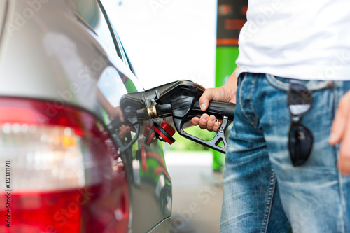 Tanken mit Auto an Tankstelle