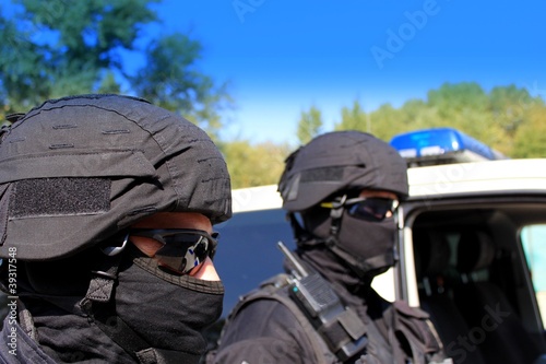Two policemen, a special unit © martinfredy