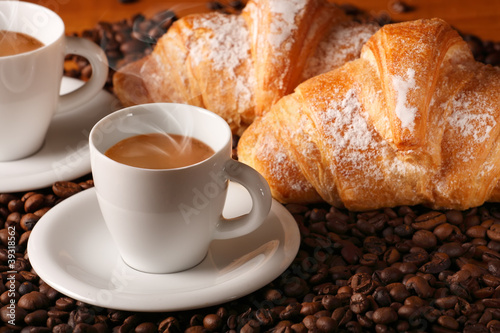 Fototapeta caffè caldo con croissants freschi