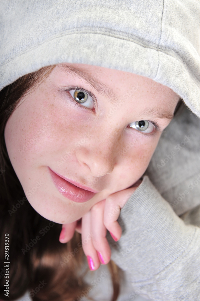 Obraz premium Young girl daydreaming