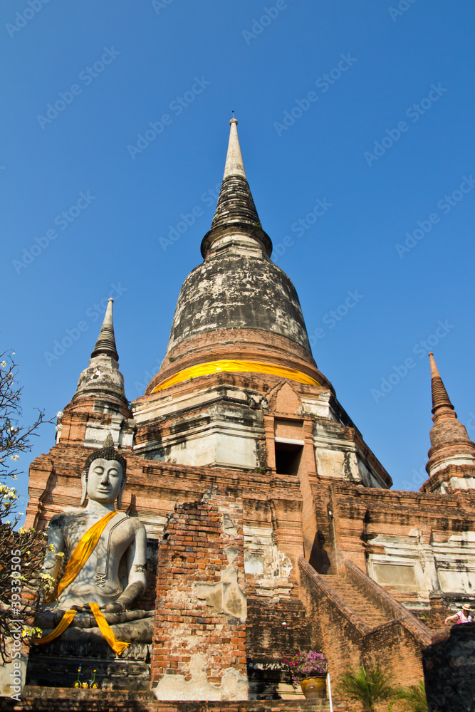 Naklejka premium Temple, that the age profile of the building.