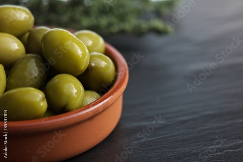 Oliven im Tonschälchen photo
