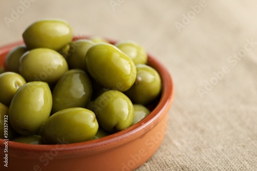Oliven im Tonschälchen photo