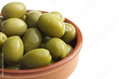 Oliven im Schälchen – freigestellt photo