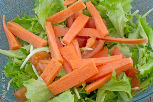 Insalatina di campo con carote photo