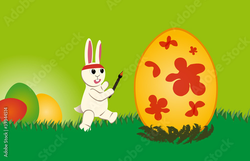 weißer Osterhase bemalt wie wild ein Osterei