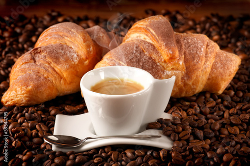 Fototapeta caffè caldo con croissants freschi al cacao