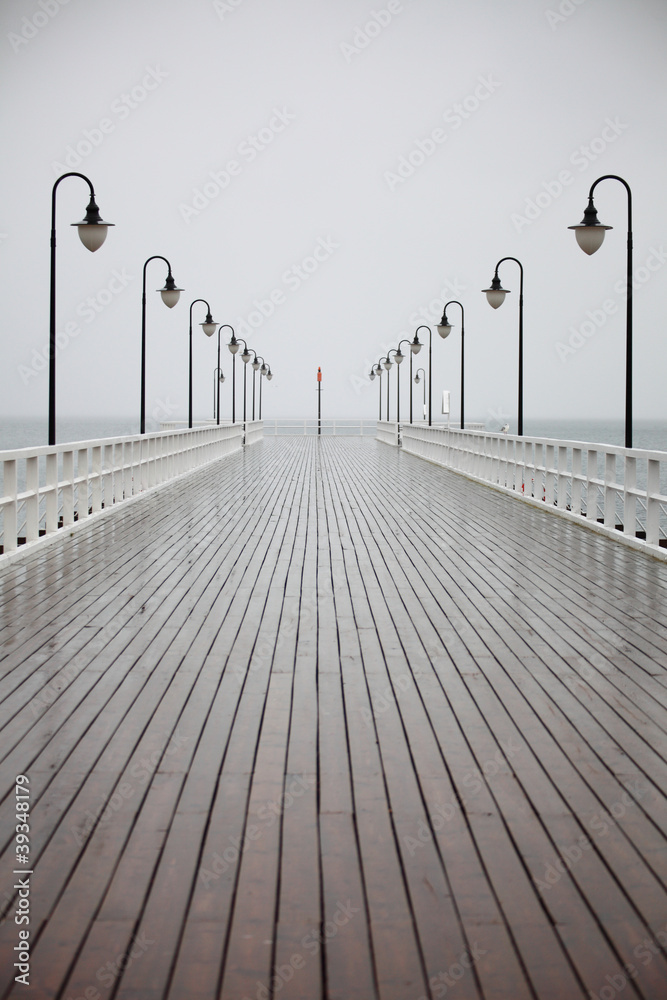 Obraz premium stare molo w deszczu na Morzu Bałtyckim Orlowo Gdynia Polska