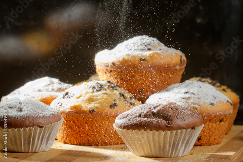 Foto Falling caster sugar on vanilla muffin
