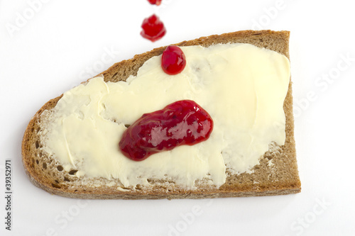 Plakat w ramie Eine Scheibe Bauernbrot mit Marmelade
