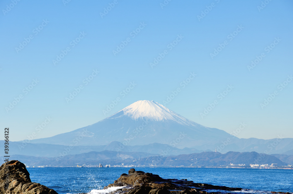 江ノ島の稚児ヶ淵の岩場と富士山 江ノ島の稚児ヶ淵の岩場と富士山