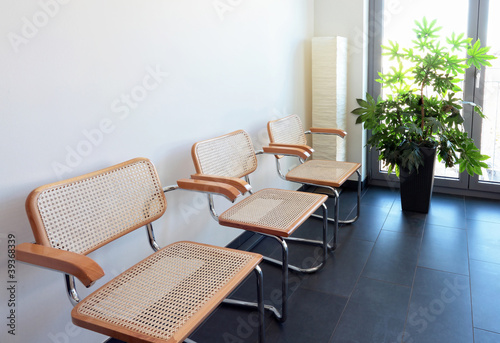 Drei Stühle Wartezimmer warten © photowahn