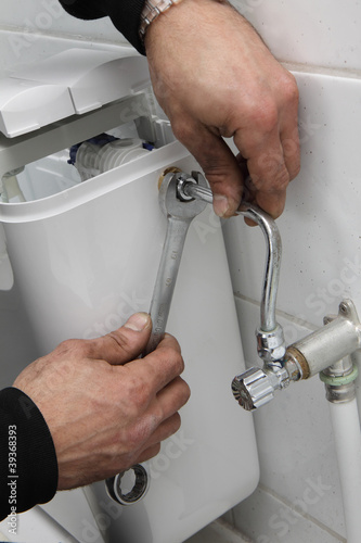 Wallpaper Mural plombier serrant alimentation chasse d'eau Torontodigital.ca