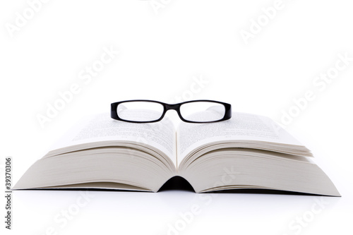 Lesebrille auf Buch