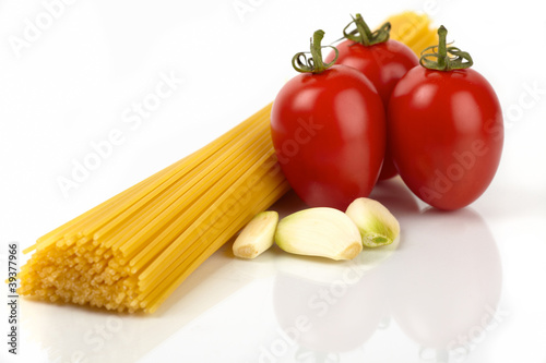 Spaghetti Nudeln mit Tomaten und Knoblauchzehen