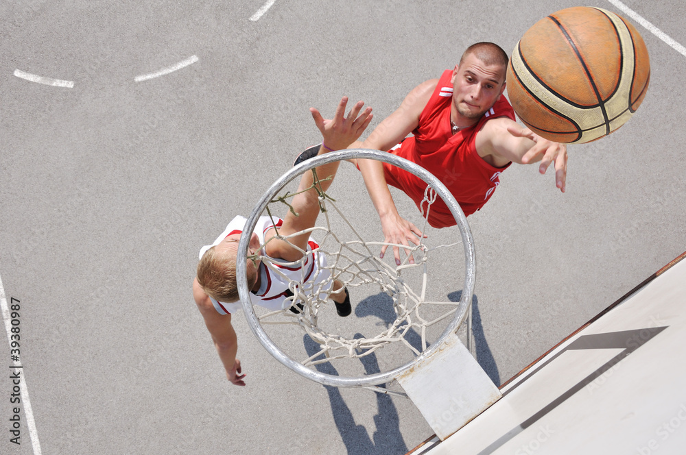 Obraz premium Two basketball players on the court