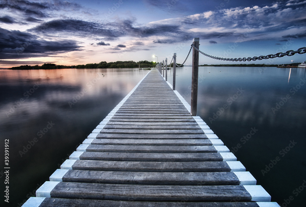 Obraz premium pontoon jetty across the water