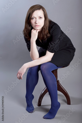 Junge, ernst schauende Frau