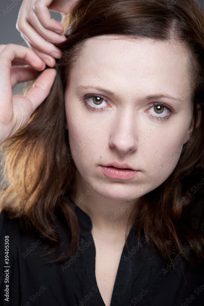 Junge Schauspielstudentin mit intensivem Blick Junge Schauspielstudentin mit intensivem Blick