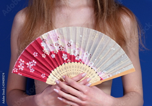 Dziewczyna trzymająca japoński wachlarz