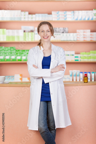 apothekerin lehnt an der theke photo