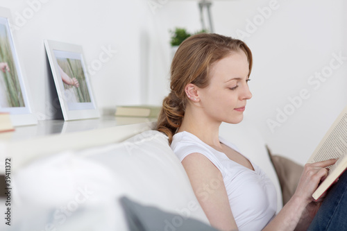 schöne junge frau liest auf dem sofa Free Download schöne junge frau liest auf dem sofa - GFXLoad