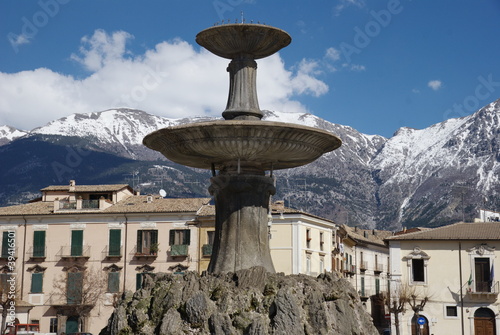 Fotografie Sulmona, fountain and view over Apennine chain