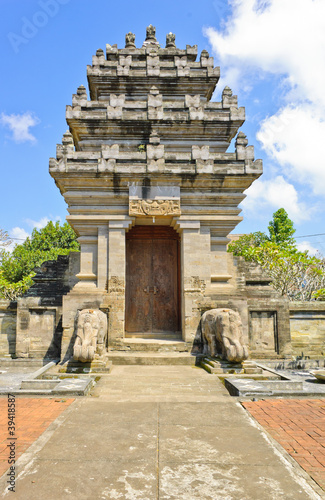 Balinese temple gate in Bali, Indonesia © boonsom