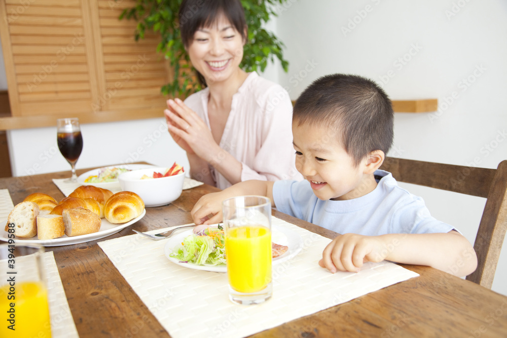 朝食中の母親と息子 朝食中の母親と息子