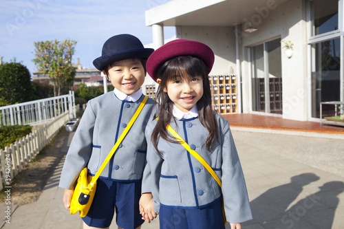 登園する幼稚園児男女 photo