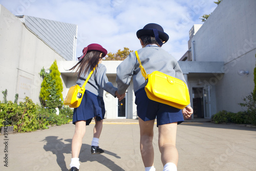 Tapety artystyczne 登園する幼稚園児男女の後姿