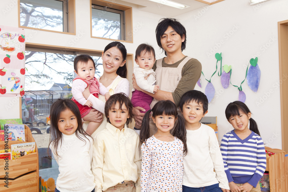 笑顔の保育士2人と子供たち 笑顔の保育士2人と子供たち