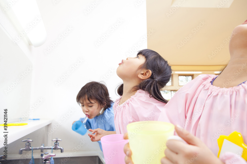 うがいをする幼稚園児 うがいをする幼稚園児