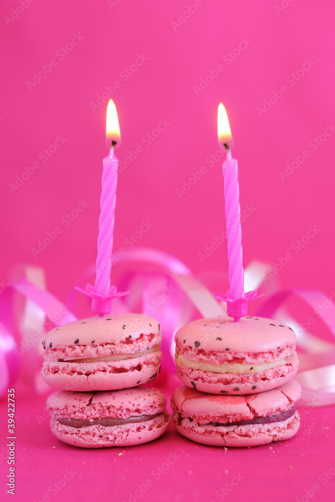 duo de macarons roses et bougies d'anniversaire Stock Photo | Adobe Stock