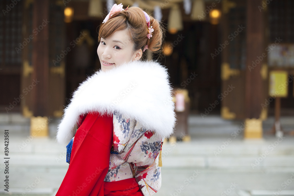 和傘を差す振袖姿の女性 和傘を差す振袖姿の女性