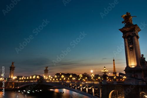 Pont alexandre III à Paris le soir © pixarno