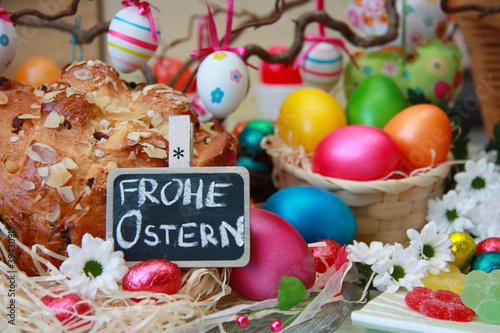 gedeckter Tisch zu Ostern photo