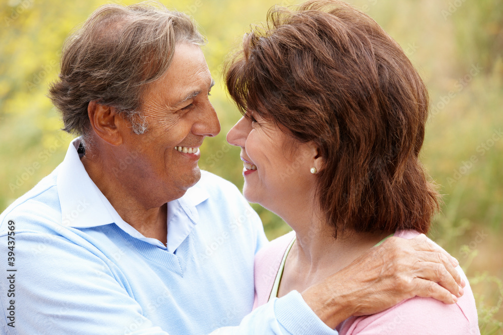 Obraz premium Senior Hispanic couple outdoors